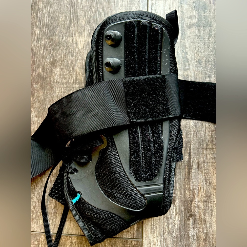 Unisex Black & Blue size Medium Ossur FormFit Figure 8 Strap Ankle Brace in box